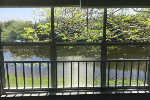 Condo in Sunrise, Florida, 2 bedrooms  № 2085502 - photo 12