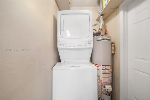 Commercial property in Hialeah, Florida 109.9 sq.m. № 2026512 - photo 11