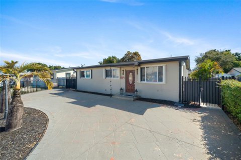 Commercial property in Hialeah, Florida 109.9 sq.m. № 2026512 - photo 3