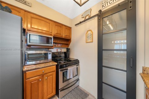 Commercial property in Hialeah, Florida 109.9 sq.m. № 2026512 - photo 10