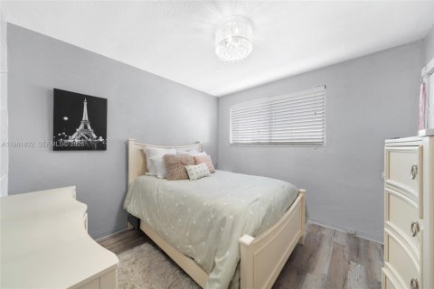 Commercial property in Hialeah, Florida 109.9 sq.m. № 2026512 - photo 12