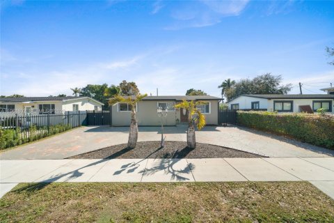 Commercial property in Hialeah, Florida 109.9 sq.m. № 2026512 - photo 2