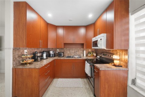 Commercial property in Hialeah, Florida 109.9 sq.m. № 2026512 - photo 24