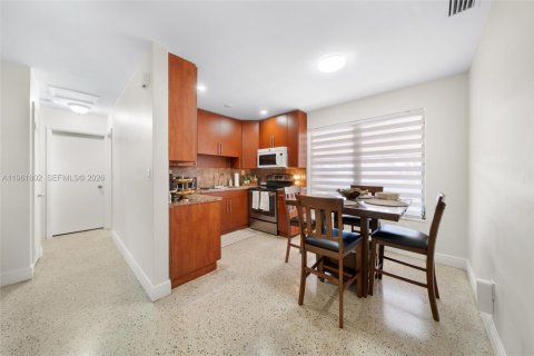 Commercial property in Hialeah, Florida 109.9 sq.m. № 2026512 - photo 23