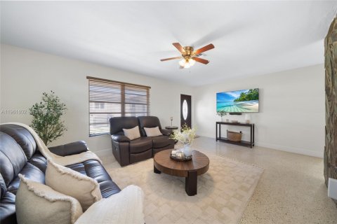 Commercial property in Hialeah, Florida 109.9 sq.m. № 2026512 - photo 21