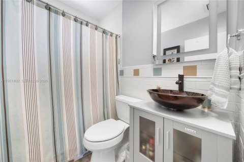 Commercial property in Hialeah, Florida 109.9 sq.m. № 2026512 - photo 13