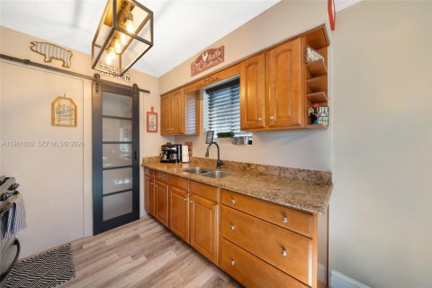 Commercial property in Hialeah, Florida 109.9 sq.m. № 2026512 - photo 9