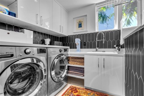 Купить виллу или дом в Ки-Бискейн, Флорида 5 спален, 322.93м2, № 2052696 - фото 29