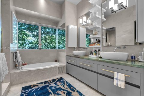 Купить виллу или дом в Ки-Бискейн, Флорида 5 спален, 322.93м2, № 2052696 - фото 17