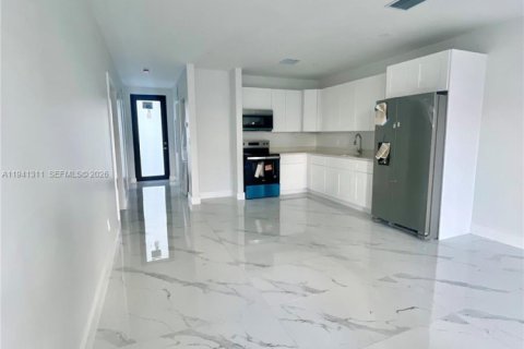 Commercial property in Florida City, Florida 199.18 sq.m. № 1998686 - photo 5