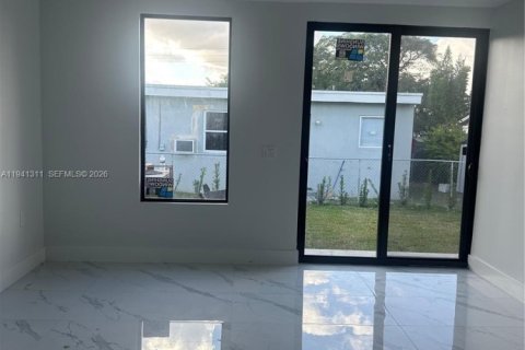 Commercial property in Florida City, Florida 199.18 sq.m. № 1998686 - photo 13