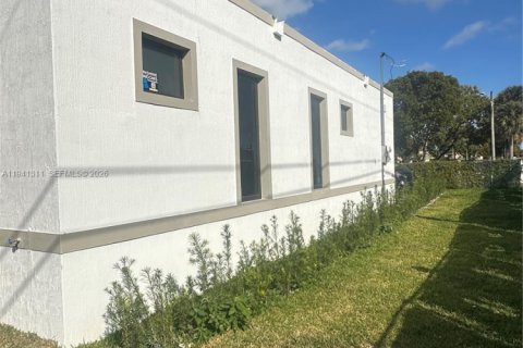 Commercial property in Florida City, Florida 199.18 sq.m. № 1998686 - photo 22