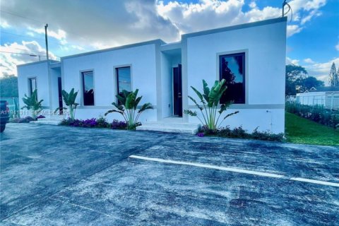 Commercial property in Florida City, Florida 199.18 sq.m. № 1998686 - photo 2