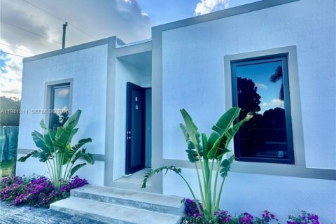 Commercial property in Florida City, Florida 199.18 sq.m. № 1998686 - photo 3