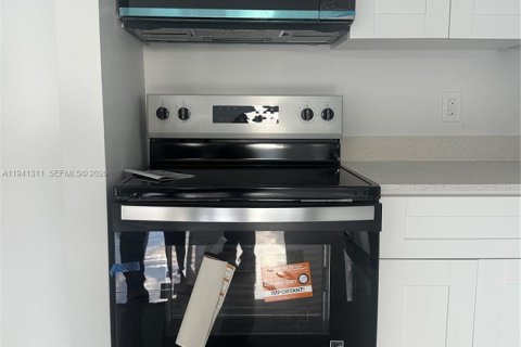 Commercial property in Florida City, Florida 199.18 sq.m. № 1998686 - photo 7