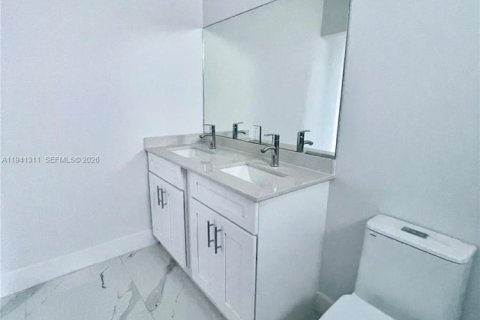 Commercial property in Florida City, Florida 199.18 sq.m. № 1998686 - photo 12