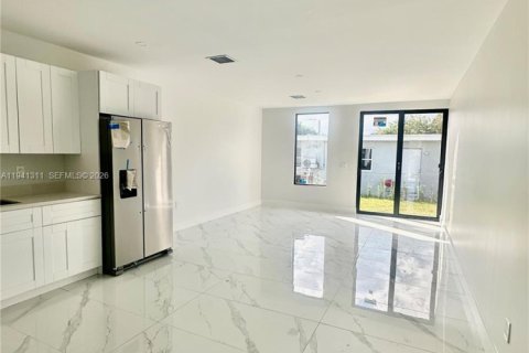 Commercial property in Florida City, Florida 199.18 sq.m. № 1998686 - photo 4