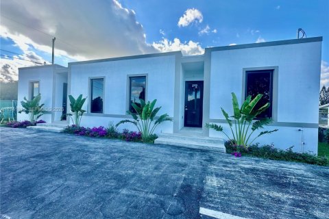 Commercial property in Florida City, Florida 199.18 sq.m. № 1998686