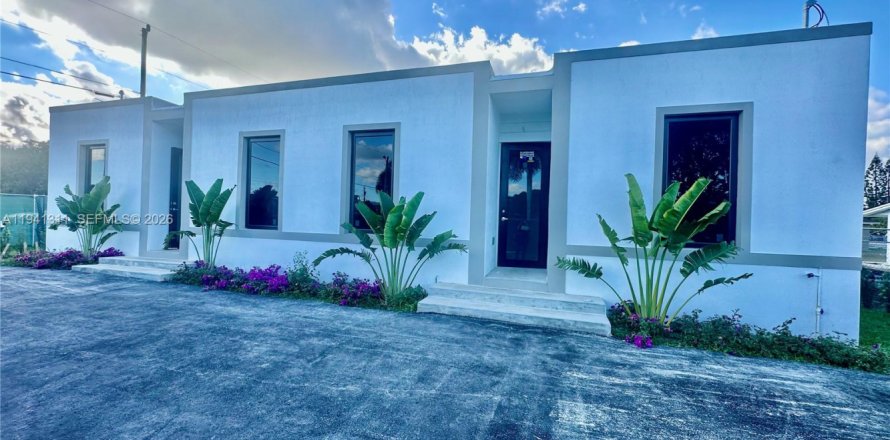 Commercial property in Florida City, Florida 199.18 sq.m. № 1998686