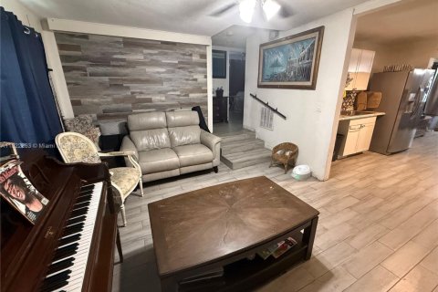 House in Hollywood, Florida 3 bedrooms, 69.12 sq.m. № 1961712 - photo 3