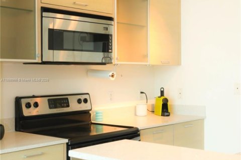 Снять в аренду кондоминиум в Майами, Флорида 2 спальни, 88.07м2, № 1951383 - фото 2