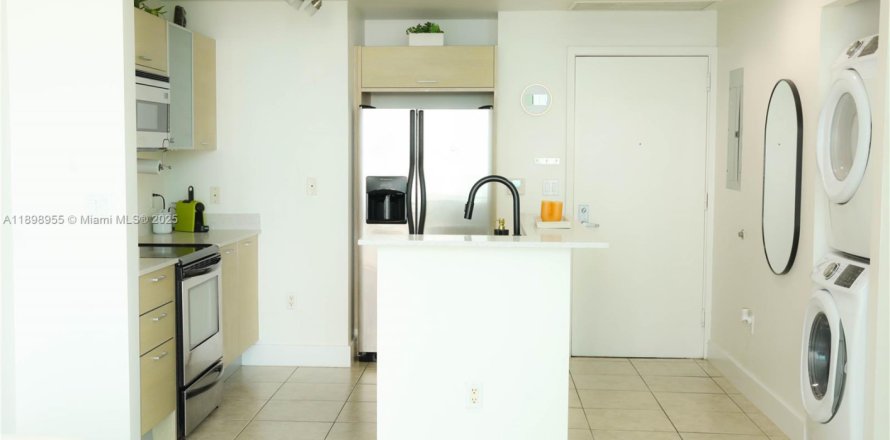 Кондоминиум с 2 спальнями в Майами, Флорида № 1951383