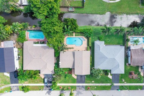 House in Sunrise, Florida 4 bedrooms, 218.23 sq.m. № 2429762 - photo 4