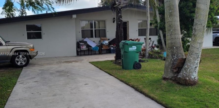 House in Homestead, Florida 3 bedrooms, 192.59 sq.m. № 2069610