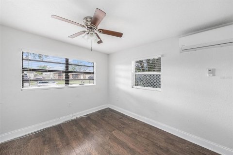 House in Pinellas Park, Florida 3 bedrooms, 117.34 sq.m. № 1761187 - photo 8
