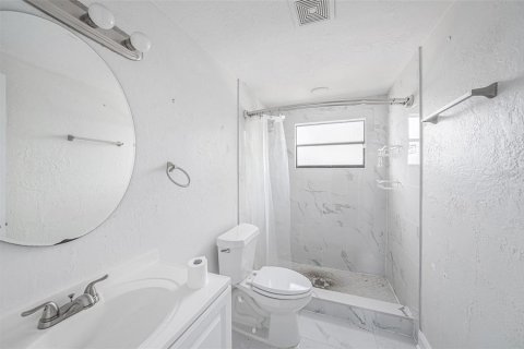 House in Pinellas Park, Florida 3 bedrooms, 117.34 sq.m. № 1761187 - photo 9