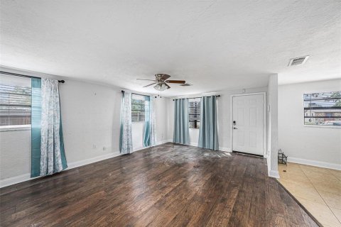 House in Pinellas Park, Florida 3 bedrooms, 117.34 sq.m. № 1761187 - photo 3