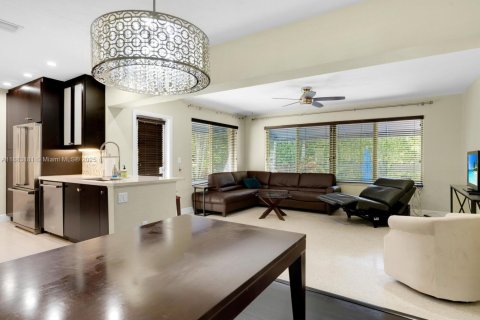 Casa en venta en North Miami, Florida, 3 dormitorios, 197.32 m2 № 1946650 - foto 13