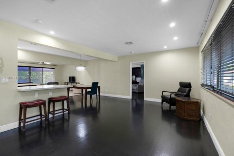 Casa en venta en North Miami, Florida, 3 dormitorios, 197.32 m2 № 1946650 - foto 8