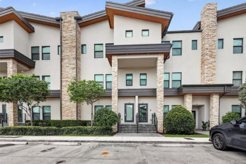 Купить таунхаус в Дорал, Флорида 3 спальни, 140.93м2, № 2066258 - фото 1