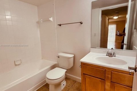 Condominio en alquiler en Tamarac, Florida, 2 dormitorios, 91.42 m2 № 1975663 - foto 3