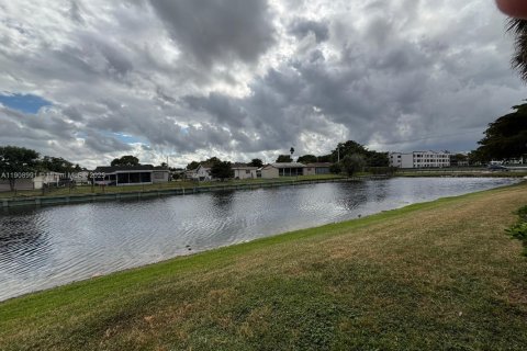 Condominio en alquiler en Tamarac, Florida, 2 dormitorios, 91.42 m2 № 1975663 - foto 2