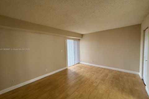 Condominio en alquiler en Tamarac, Florida, 2 dormitorios, 91.42 m2 № 1975663 - foto 11