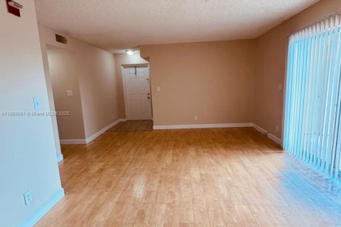 Condominio en alquiler en Tamarac, Florida, 2 dormitorios, 91.42 m2 № 1975663 - foto 8