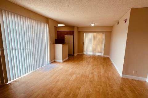 Condominio en alquiler en Tamarac, Florida, 2 dormitorios, 91.42 m2 № 1975663 - foto 15