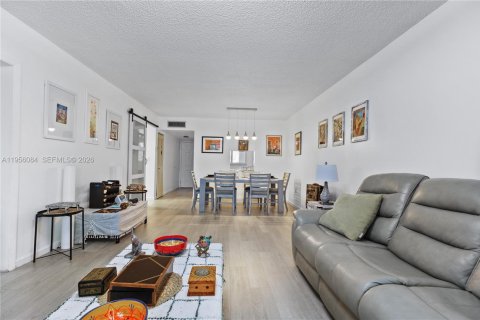 Copropriété à vendre à Sunrise, Floride: 2 chambres, 101.26 m2 № 2078917 - photo 11