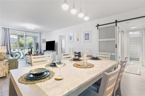 Copropriété à vendre à Sunrise, Floride: 2 chambres, 101.26 m2 № 2078917 - photo 10