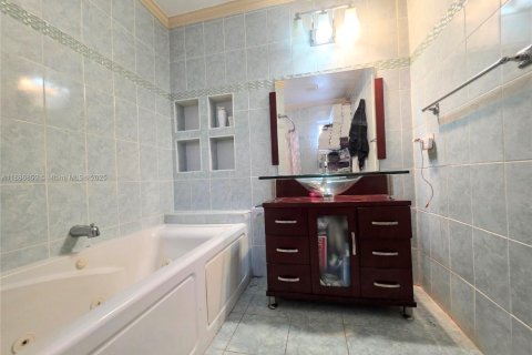 Villa ou maison à vendre à Miami, Floride: 3 chambres, 127.93 m2 № 1950165 - photo 8