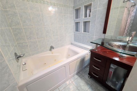 Villa ou maison à vendre à Miami, Floride: 3 chambres, 127.93 m2 № 1950165 - photo 23