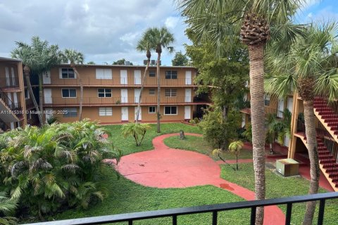 Condo in Hialeah, Florida, 1 bedroom  № 1978468 - photo 1