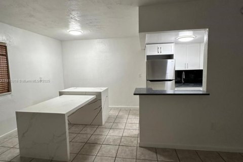 Condo in Hialeah, Florida, 1 bedroom  № 1978468 - photo 3
