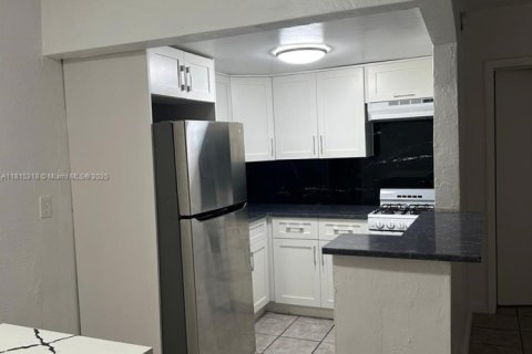 Condo in Hialeah, Florida, 1 bedroom  № 1978468 - photo 2