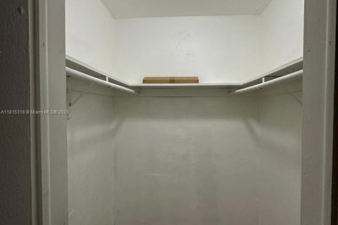 Condo in Hialeah, Florida, 1 bedroom  № 1978468 - photo 7