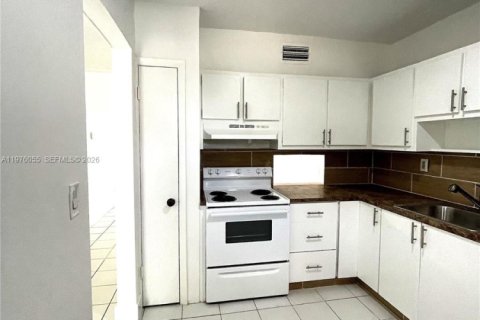 Condominio en alquiler en Miami, Florida, 2 dormitorios, 95.22 m2 № 2040251 - foto 5