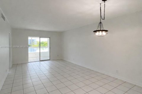 Condominio en alquiler en Miami, Florida, 2 dormitorios, 95.22 m2 № 2040251 - foto 3