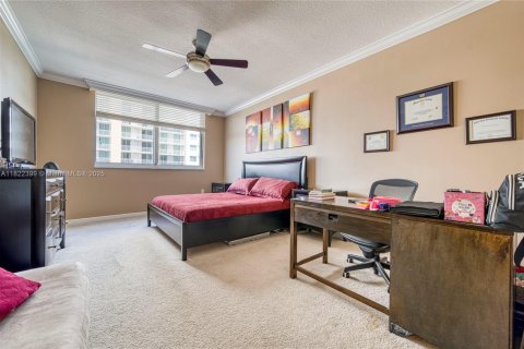 Condominio en venta en Hallandale Beach, Florida, 2 dormitorios, 97.73 m2 № 1937827 - foto 17
